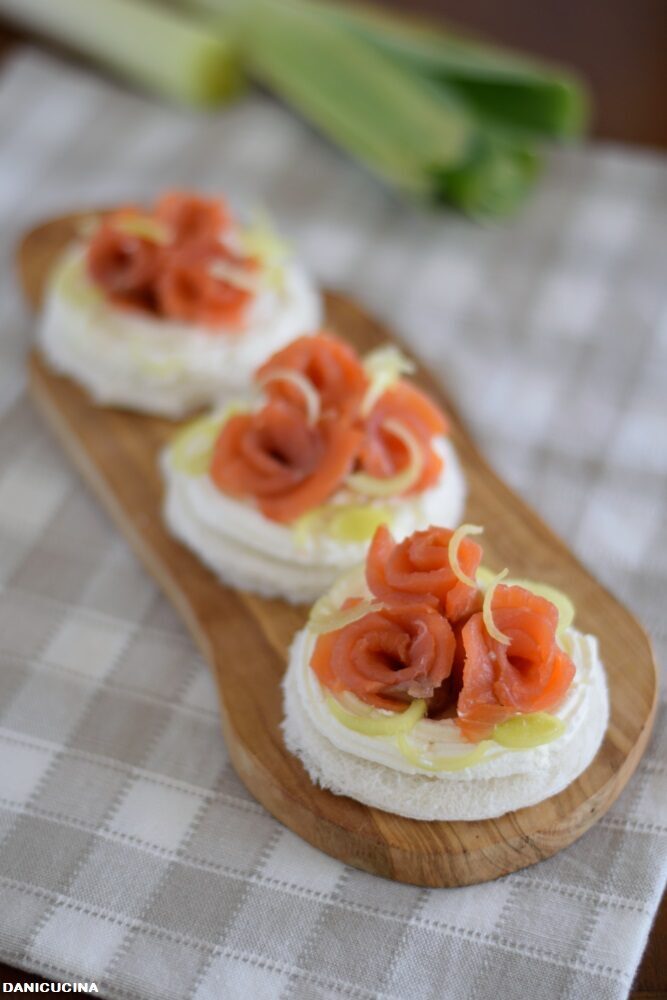 Tartine di trota salmonata affumicata