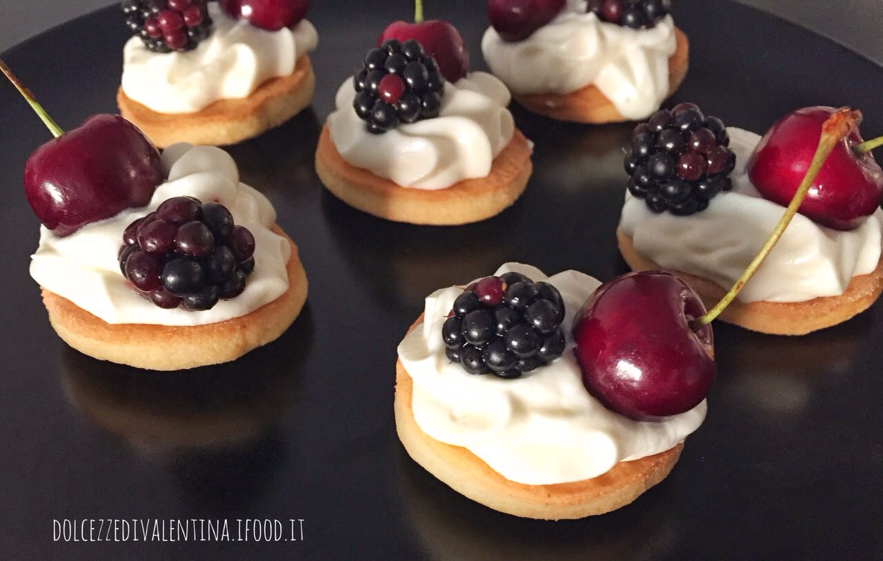 Tartine dolci con camy cream, more e ciliegie