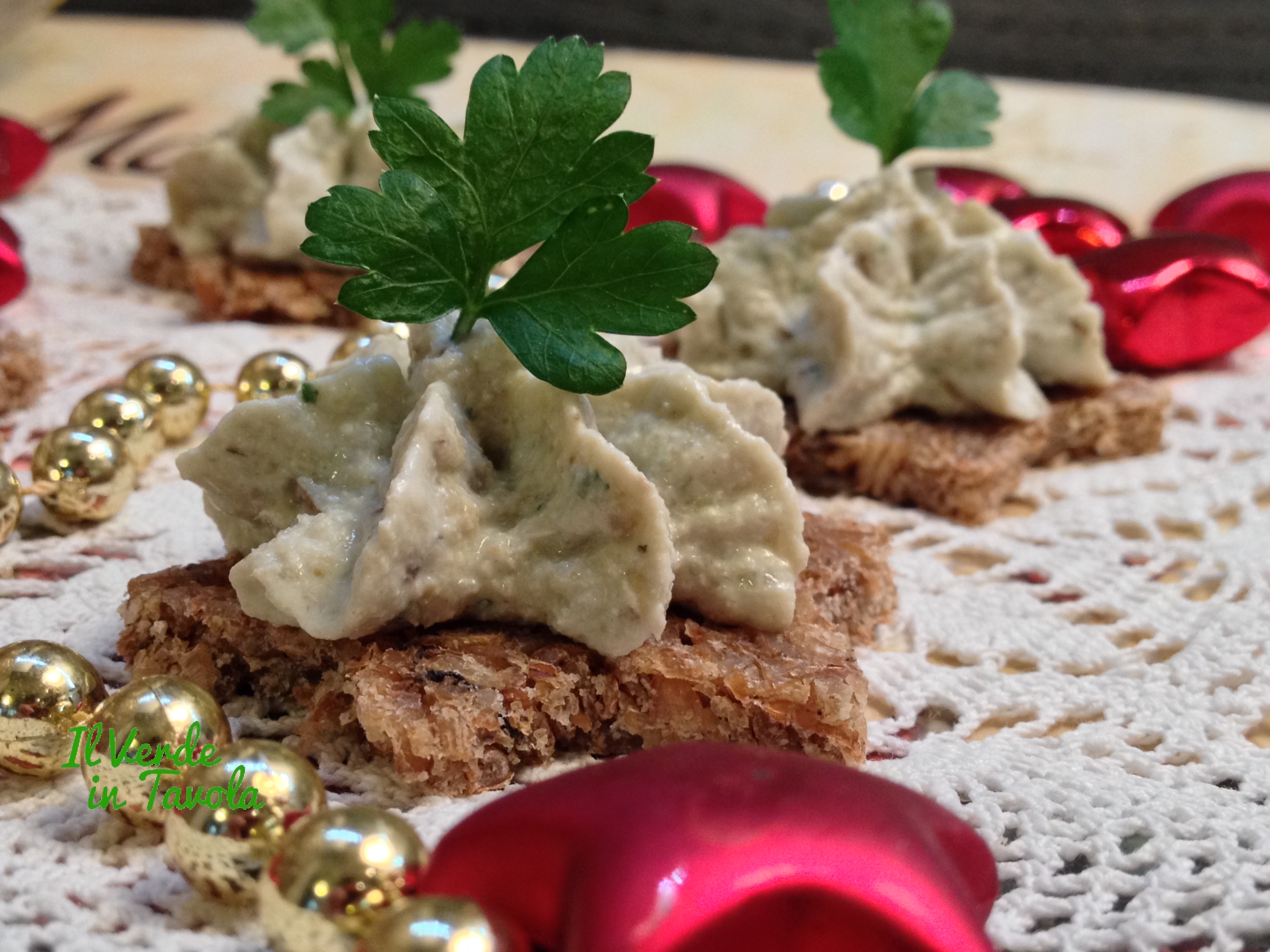 Tartine integrali con crema di tofu ai carciofi