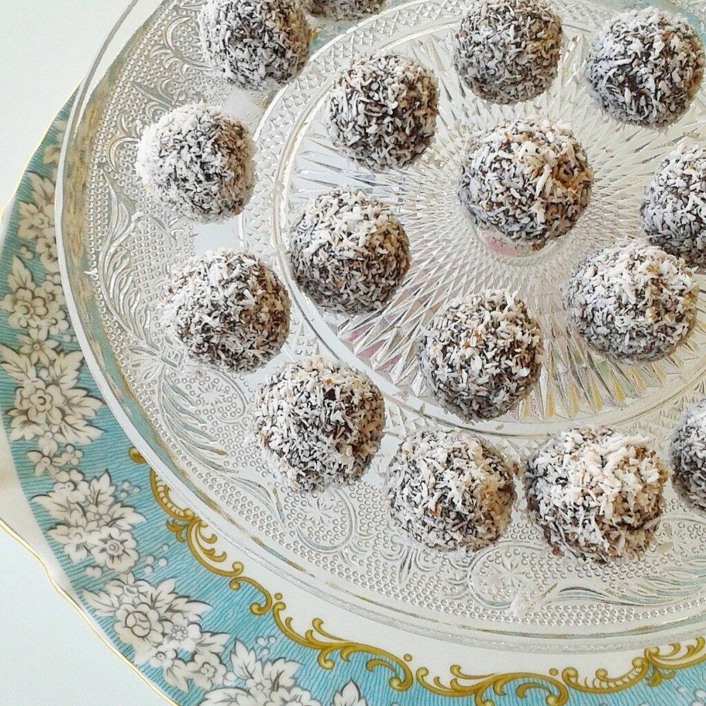 Tartufi al cioccolato fondente, cocco e rum.