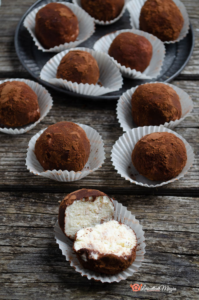 Tartufi alla ricotta e cocco ricoperti di cioccolato