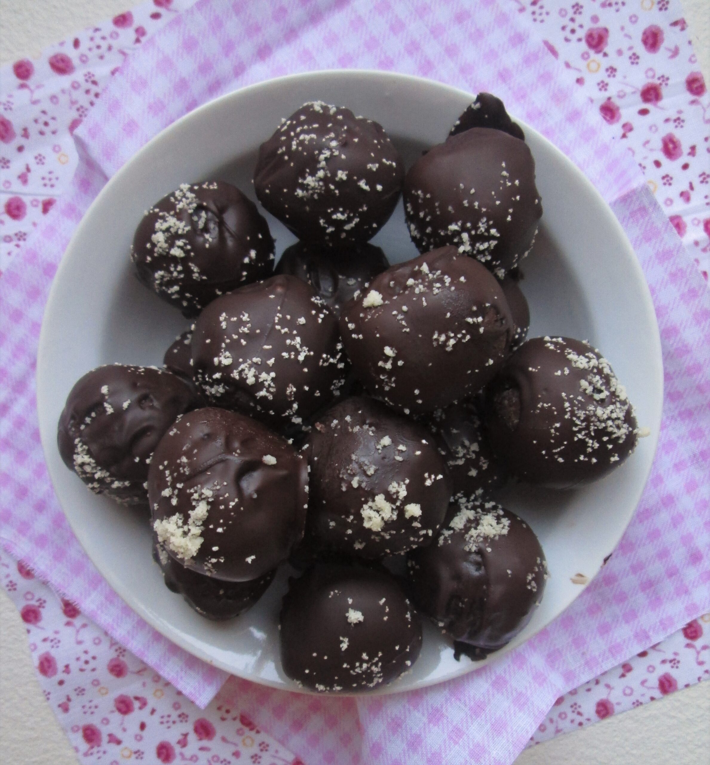 Tartufi fagioli rossi, mandorle e cioccolato