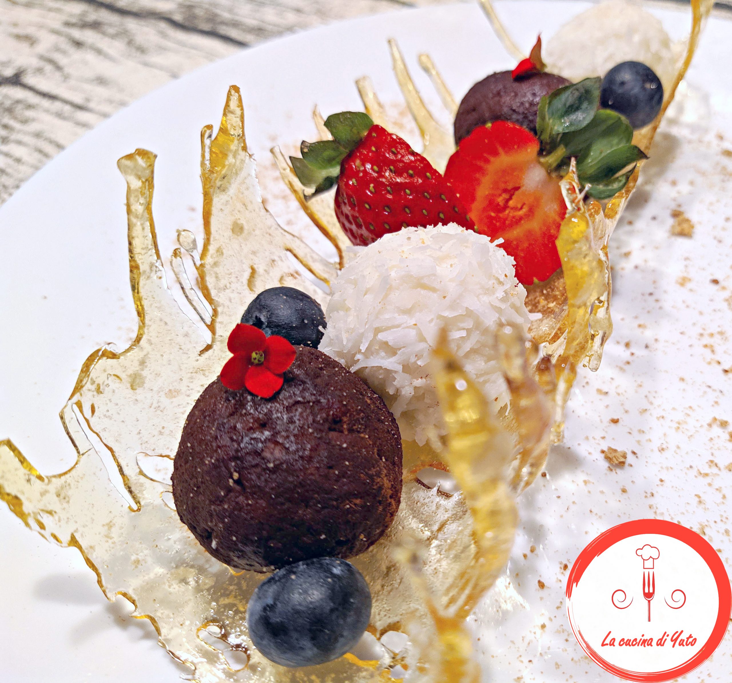 Tartufini al cocco e al tiramisù su decorazione al caramello