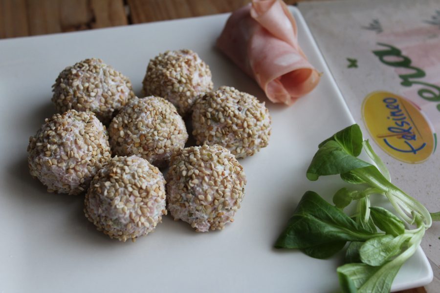Tartufini di mortadella con ricotta ed olive