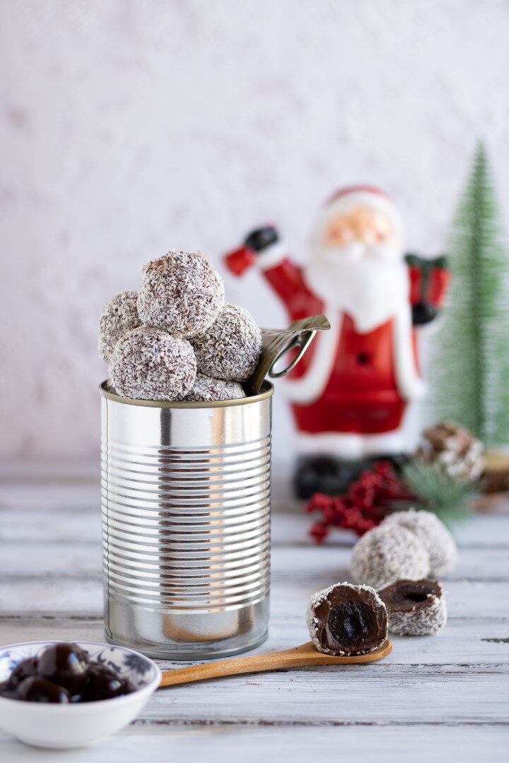 Tartufini vegani al cioccolato e cocco con amarene
