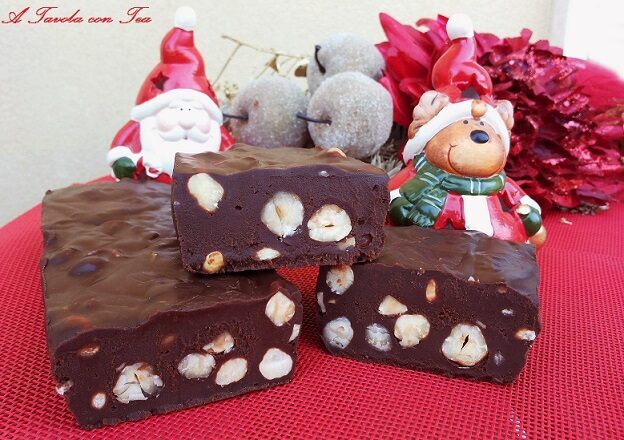 Tartufone al cioccolato fondente con nocciole