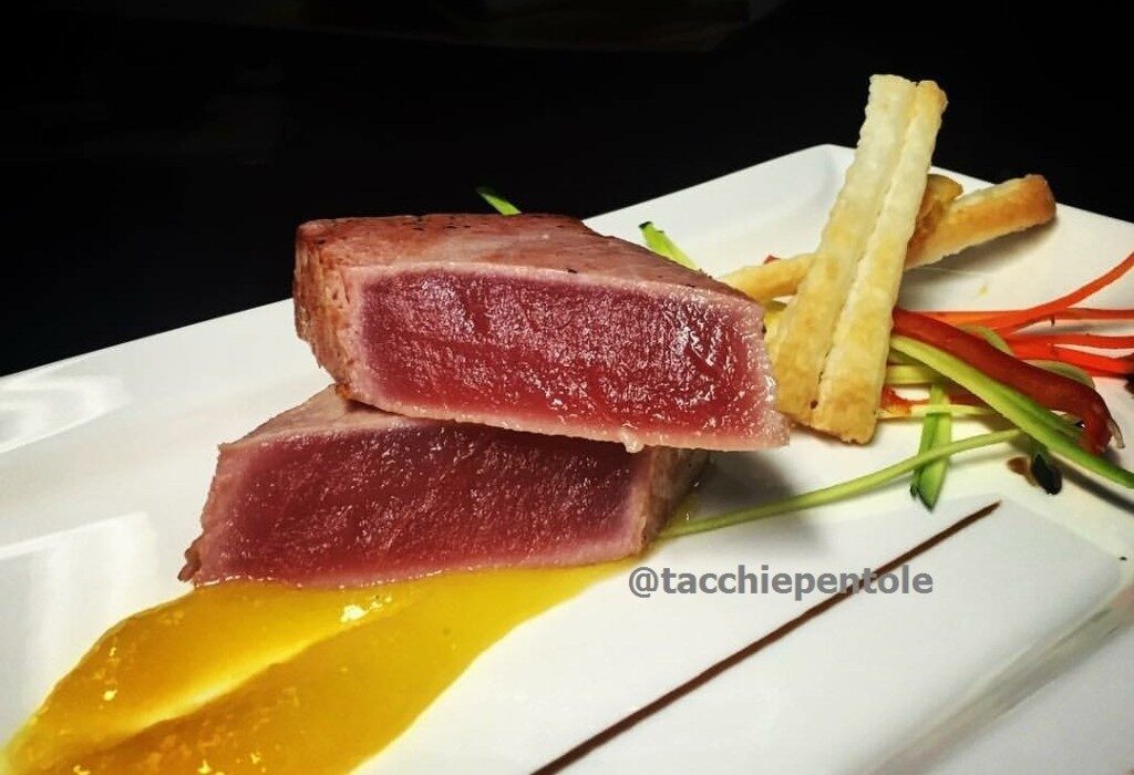 Tataki di tonno su gel di mango