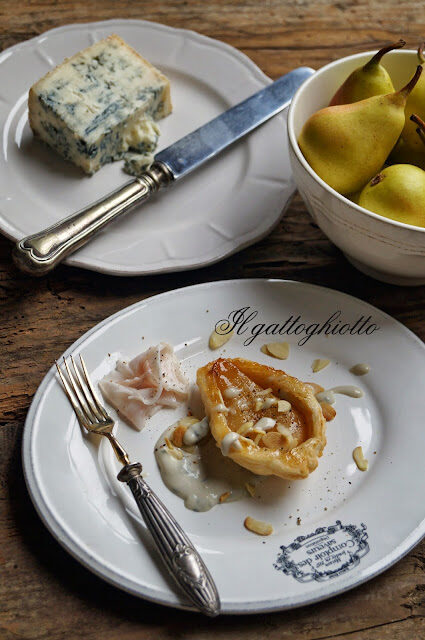 Tatin di pere all’acquavite con crema al gorgonzola piccante e lardo d’arnad