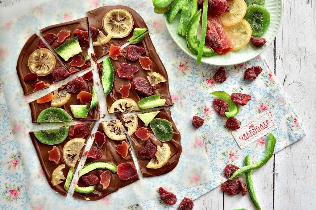 Tavoletta di cioccolato e frutta disidratata