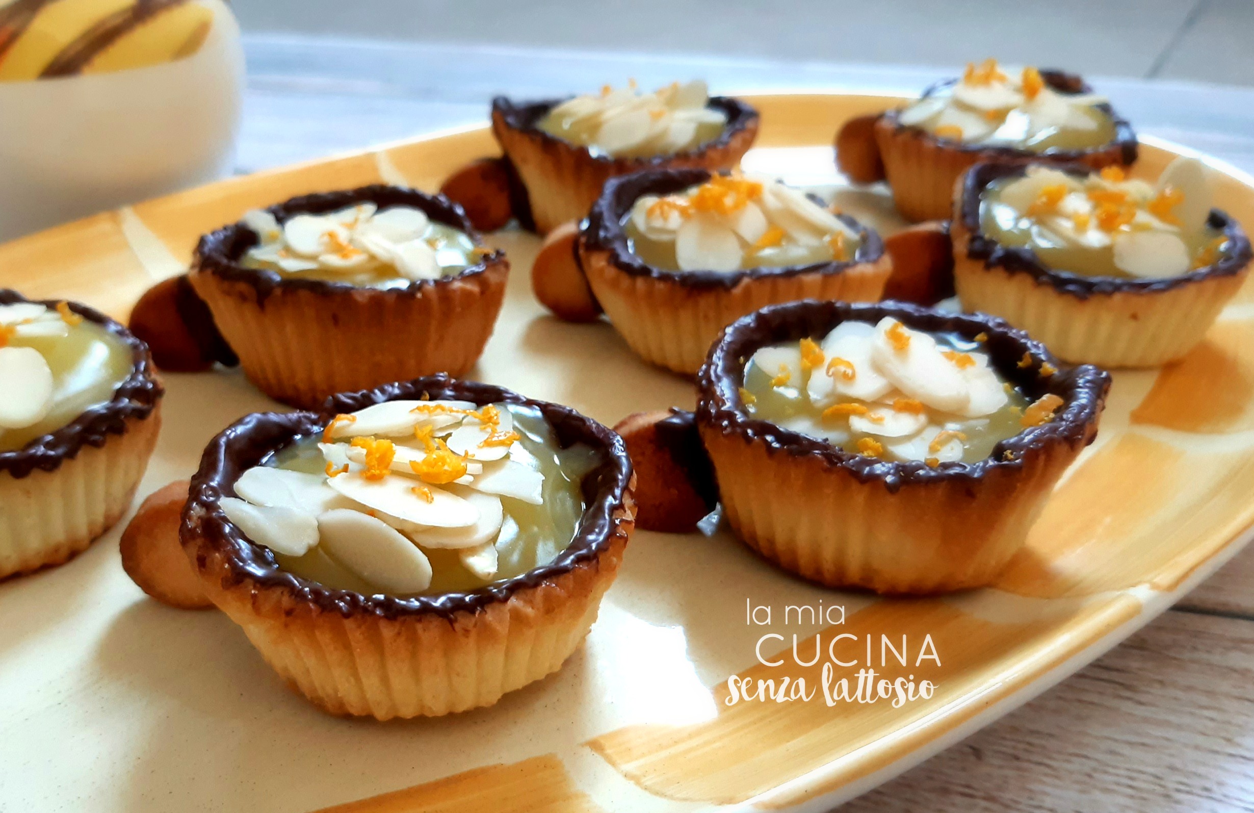 Tazzine di pasta frolla al cioccolato e crema all’arancia – senza lattosio