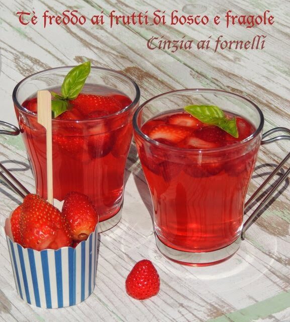 Tè freddo ai frutti di bosco e fragole