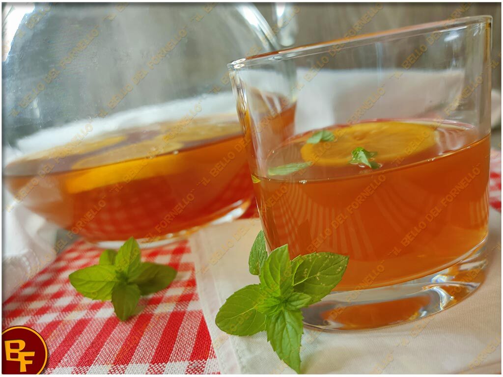 Tè freddo fatto in casa con limone e miele
