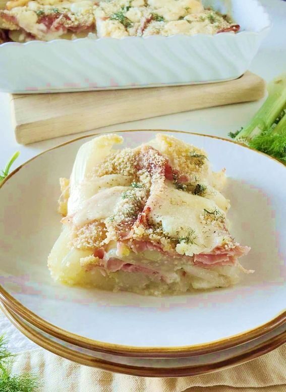 Teglia di finocchi gratinati al forno con prosciutto e caciotta