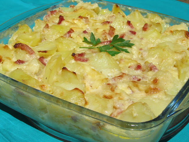 Teglia di patate con prosciutto e formaggio