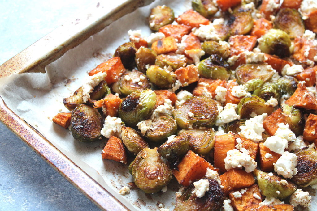 Teglia di patate dolci cavoletti di bruxelles e feta al forno