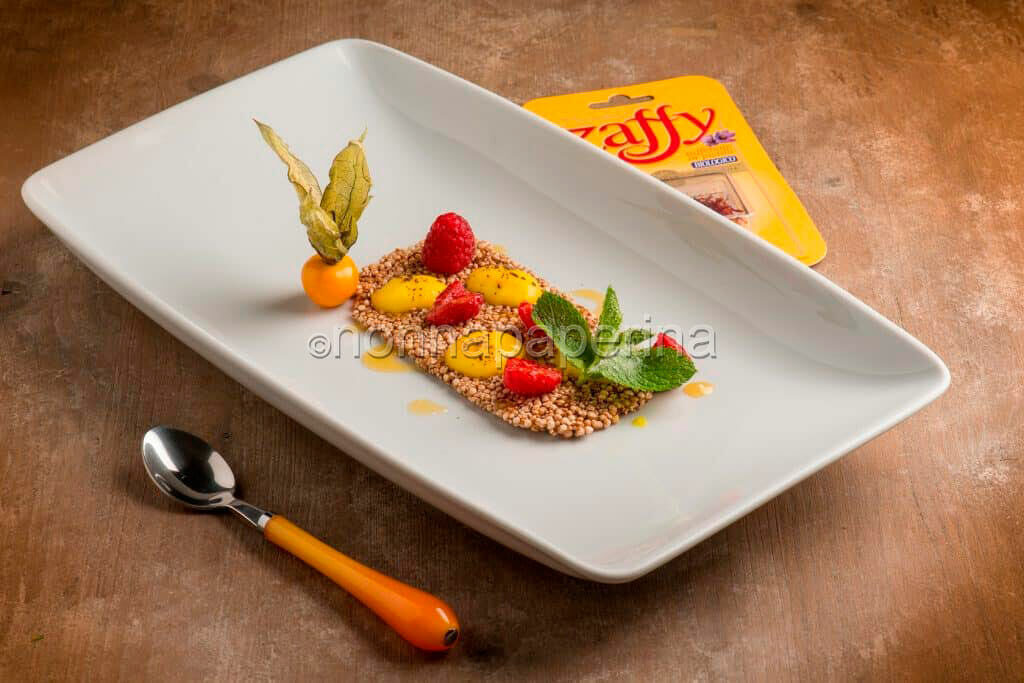 Tegolina di amaranto e quinoa con cioccolato fondente e spuma di patate allo zafferano