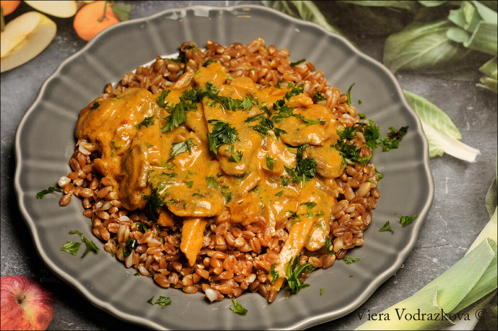 Tempeh alà stroganoff con farro integrale