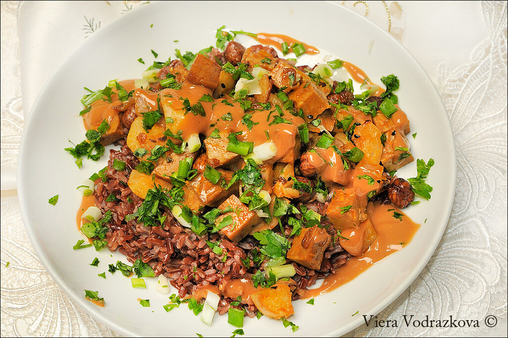 Tempeh con rutabaga e salsa di arachidi