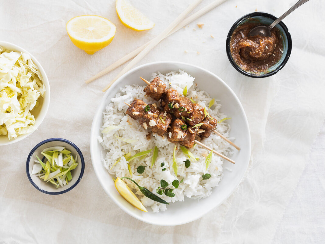 Tempeh con salsa satay {burro di arachidi, salsa di soia e spezie}