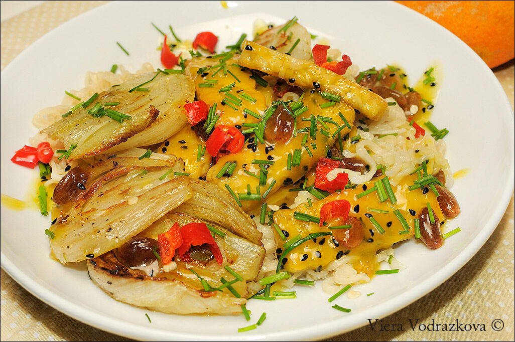 Tempeh glassato all’arancia con finocchi e noodles