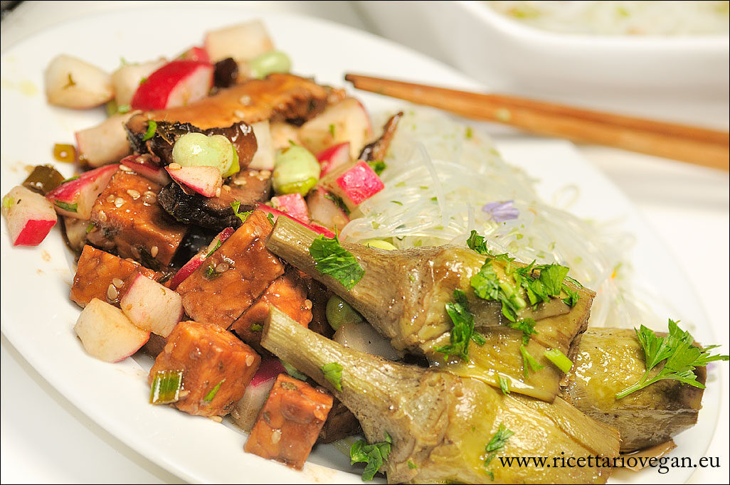 Tempeh in agrodolce con vermicelli floreali