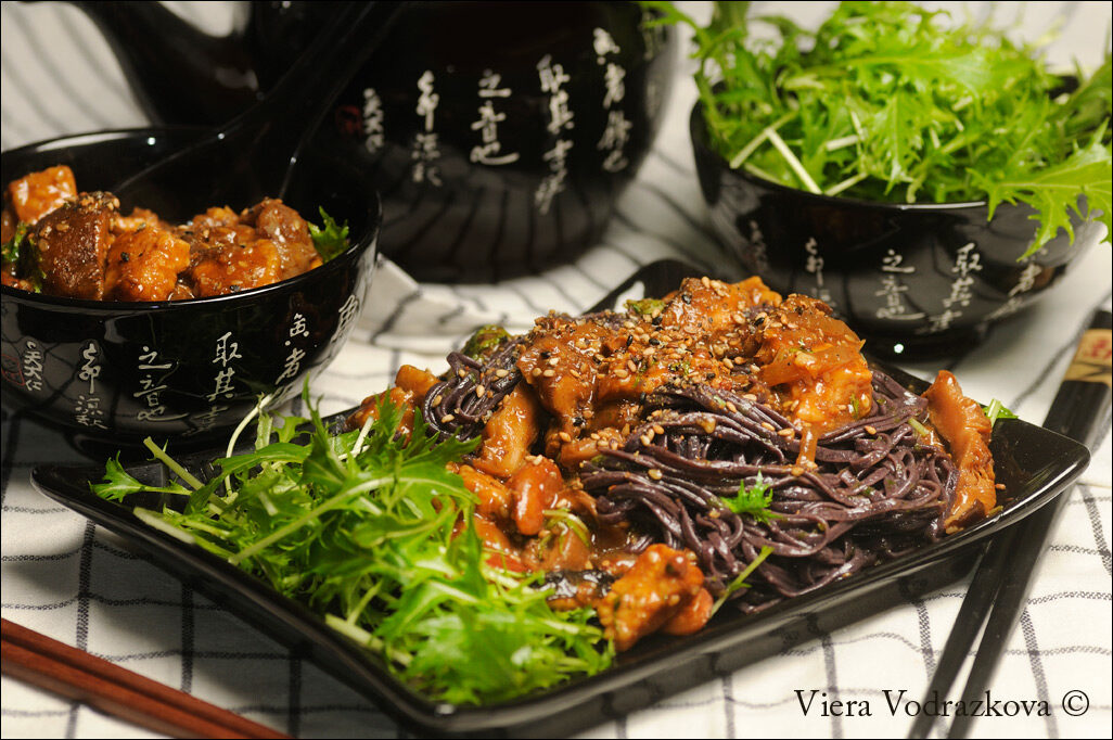 Tempeh invernale piccante con noodles neri