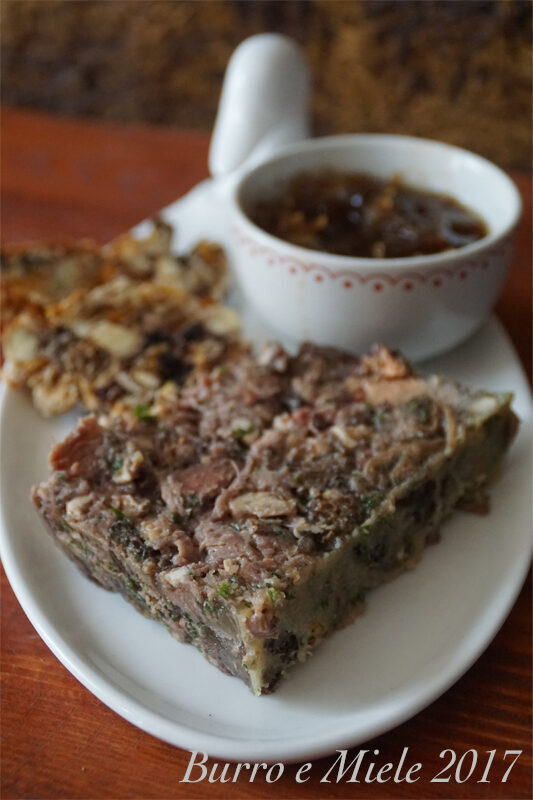 Terrina di anatra confit e fegatini, con berawecka e confettura di cipolla