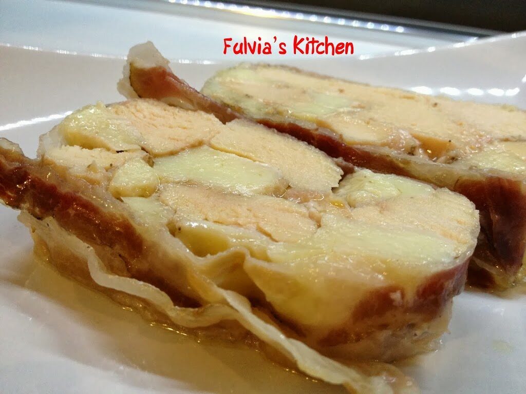 Terrina di pollo con mozzarella e sugo di noci