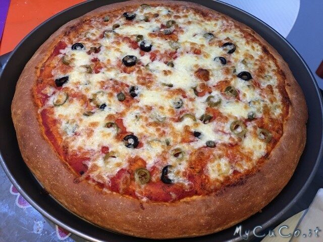 Test preparato per pizza ai grani antichi, impastato col cuco