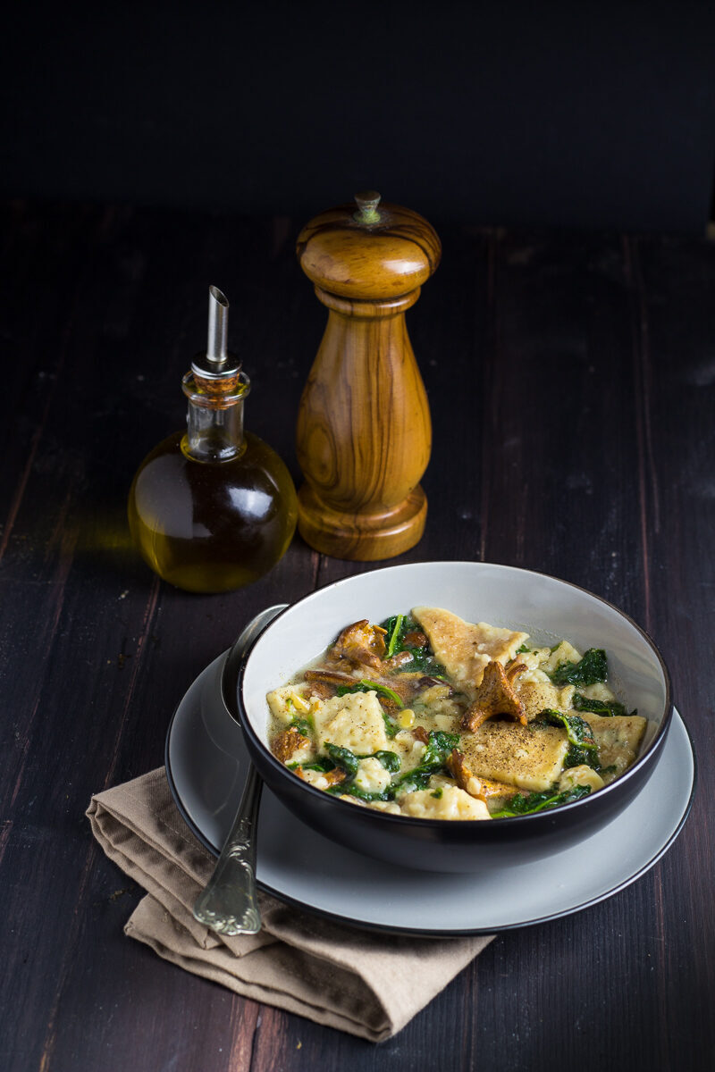 Testaroli in zuppa con finferli, kale e merluzzo
