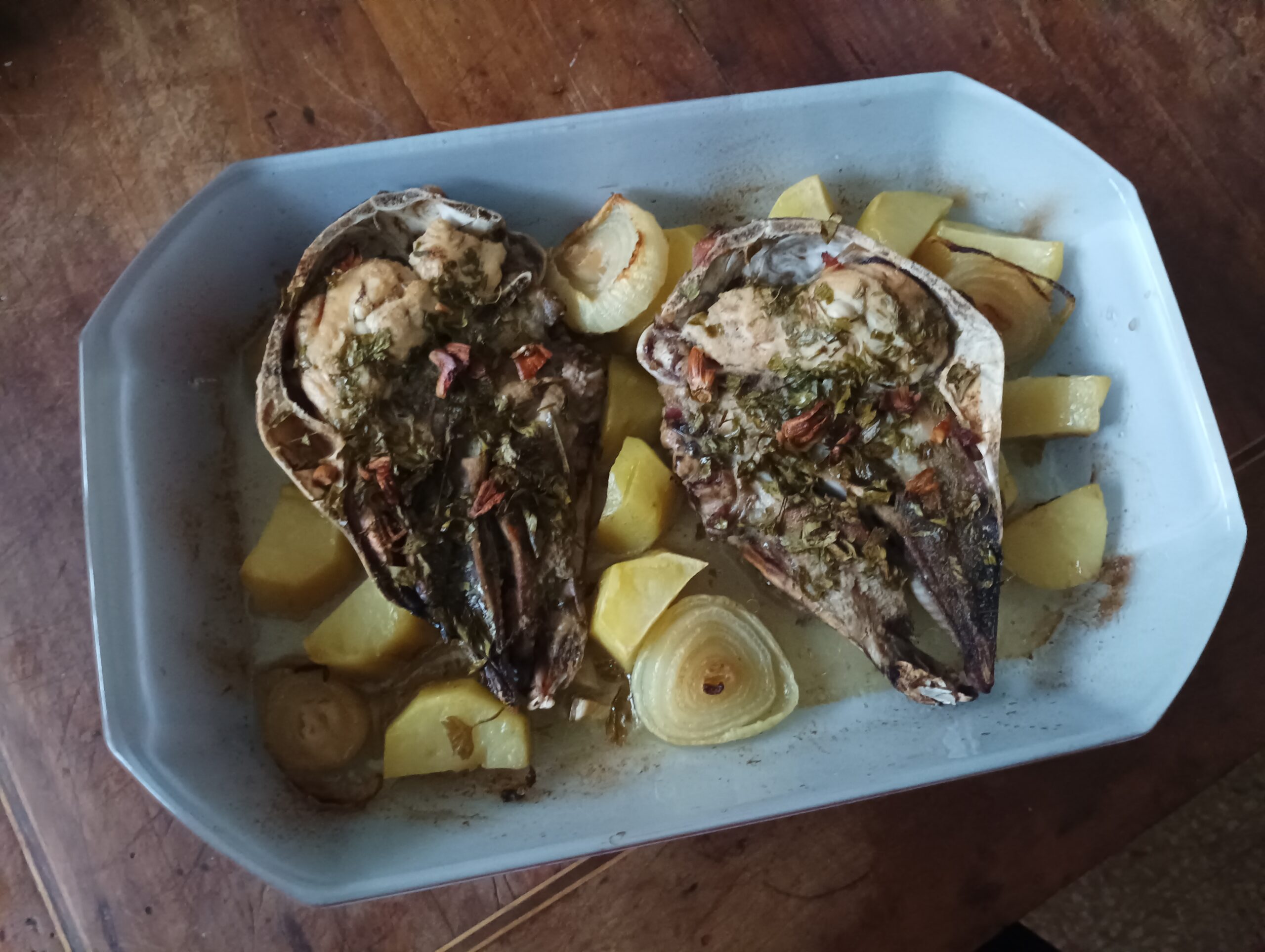 Testina di agnello al forno con patate e cipolla