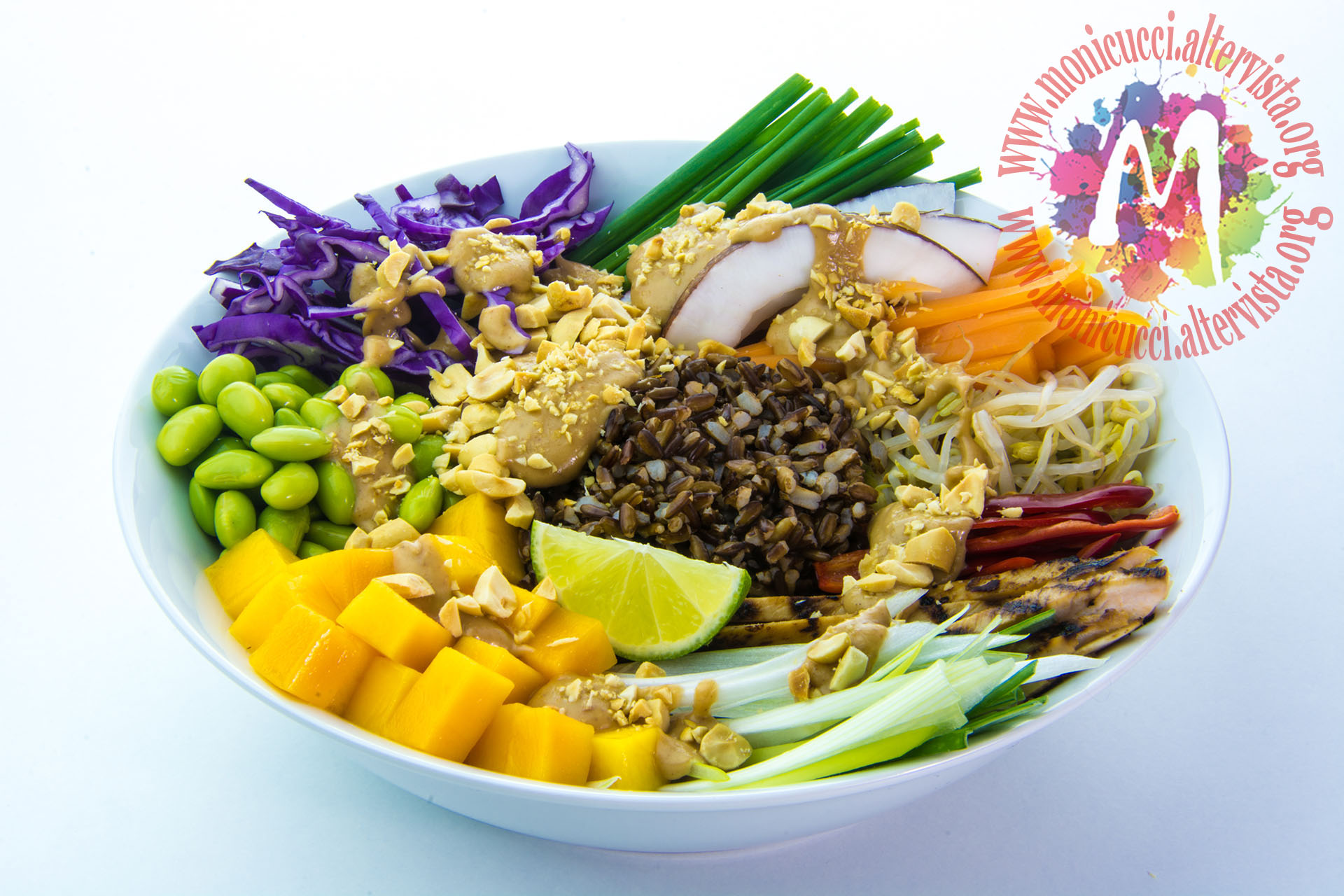 Thai bowl di riso rosso, pollo, frutta e verdura con salsa piccante di arachidi