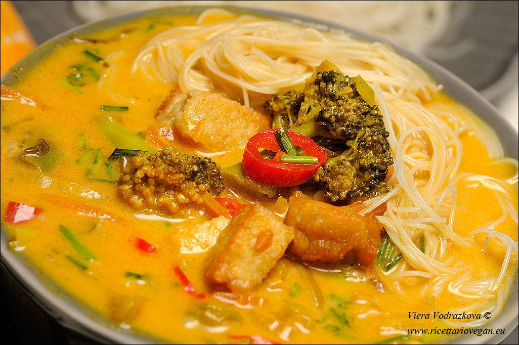 Thai curry soup con vermicelli di riso integrale