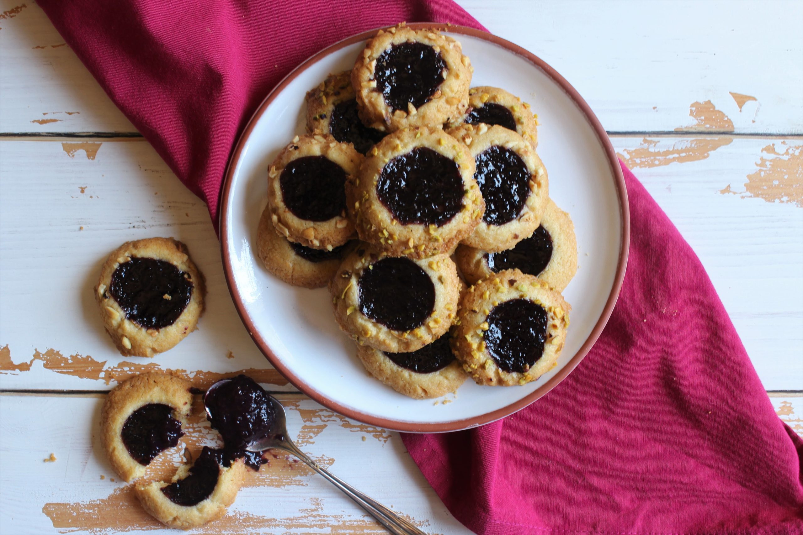 Thumbprint cookies: biscotti con l’impronta e confettura di mirtilli