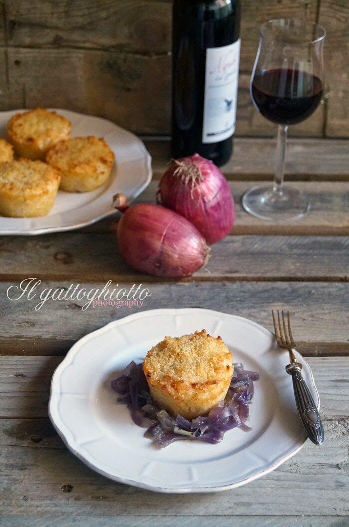 Timballini di riso con cipolle di tropea e provolone piccante