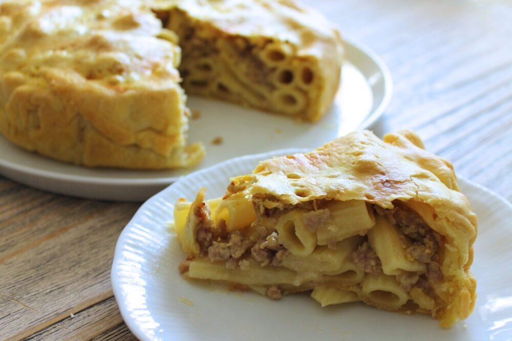Timballo bianco di maccheroni con la salsiccia
