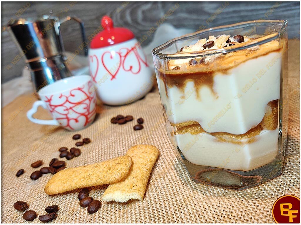 Tiramisù con crema pasticcera e mascarpone in bicchiere
