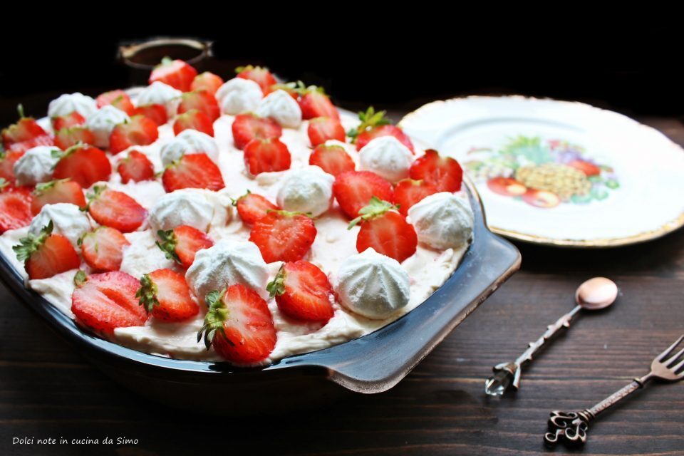 Tiramisu’ con fragole e meringhe