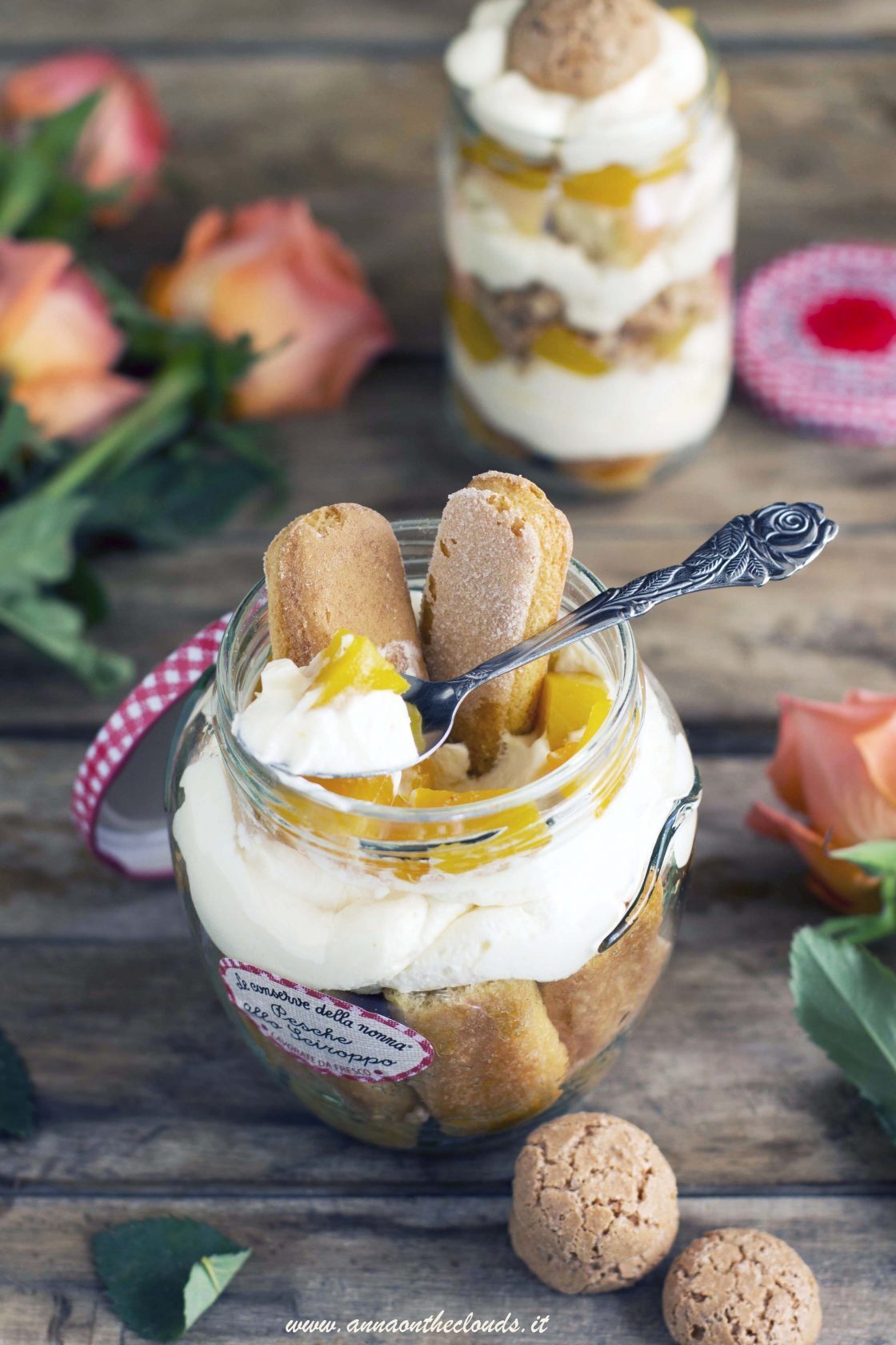 Tiramisù con pesche sciroppate e amaretti