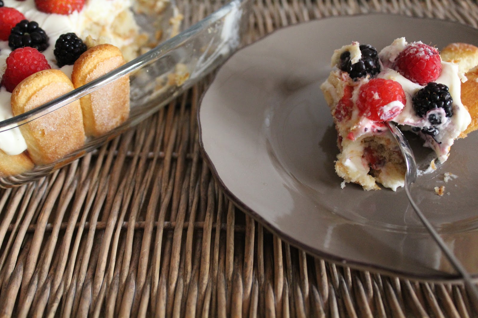 Tiramisù cremoso di yogurt e frutta