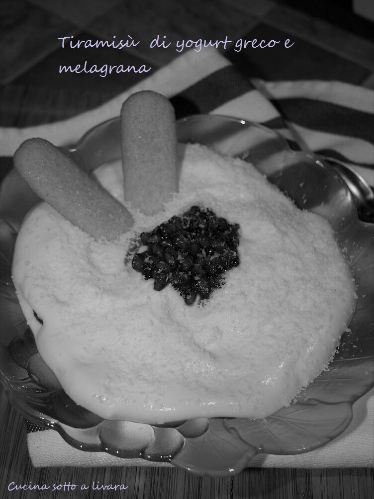 Tiramisu ‘ di yogurt greco e melagrana