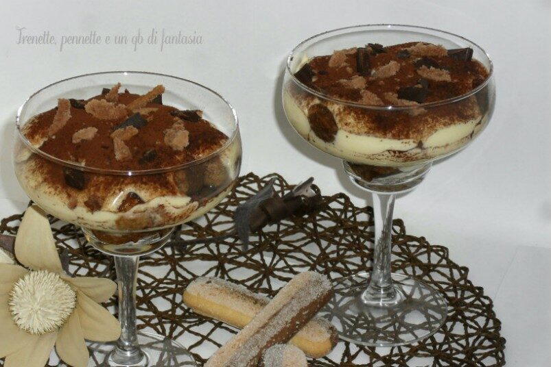 Tiramisù in coppa con la panna