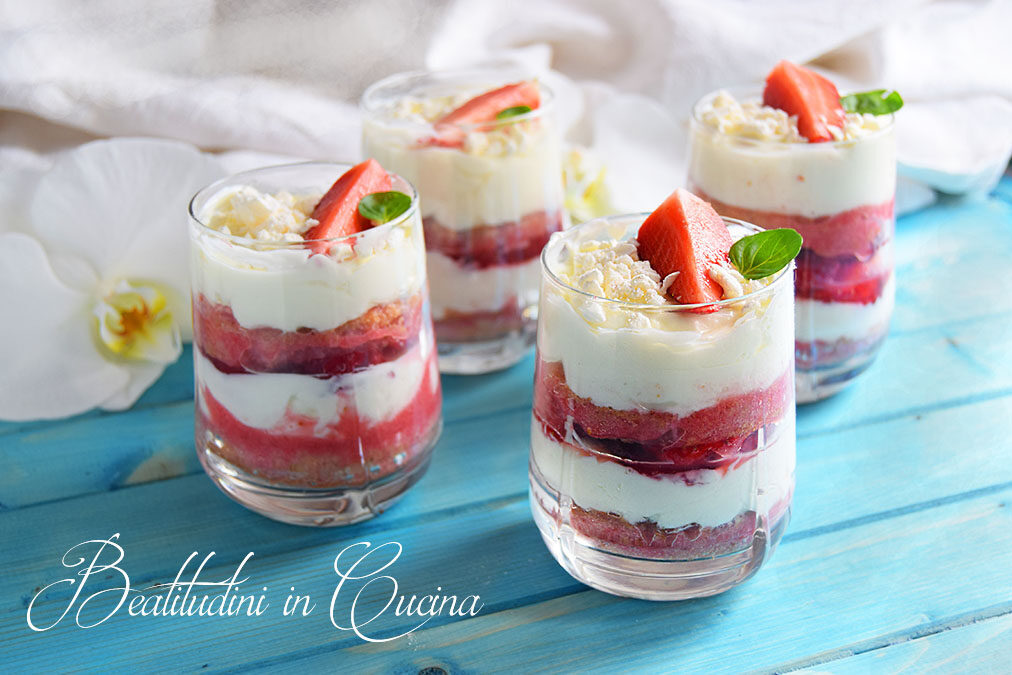 Tiramisù yogurt greco e fragole seguilestagioni