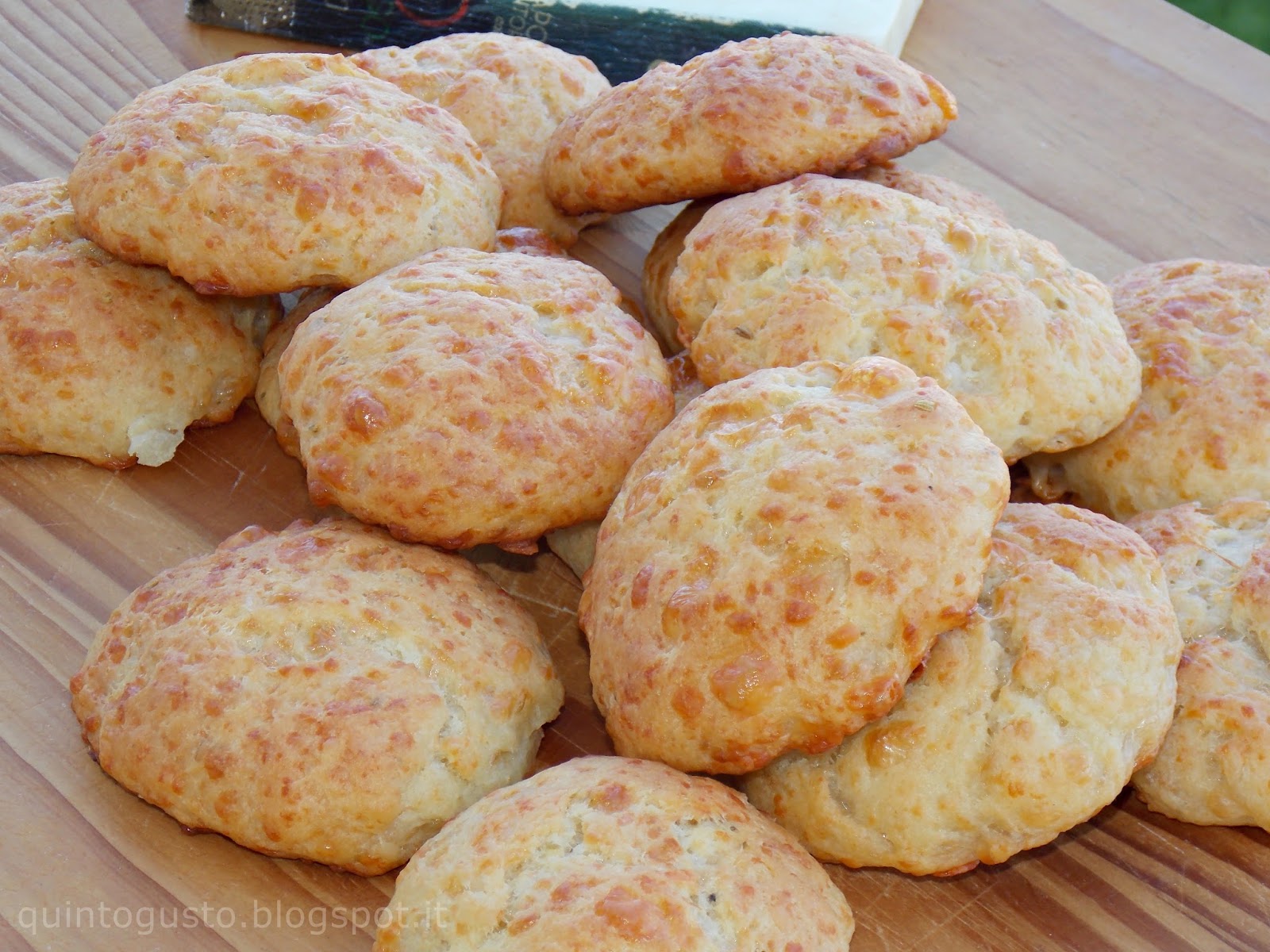 Tiropitakia di formaggio Asiago