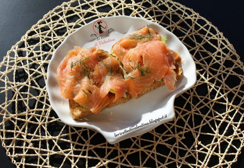 Toast al salmone e avocado