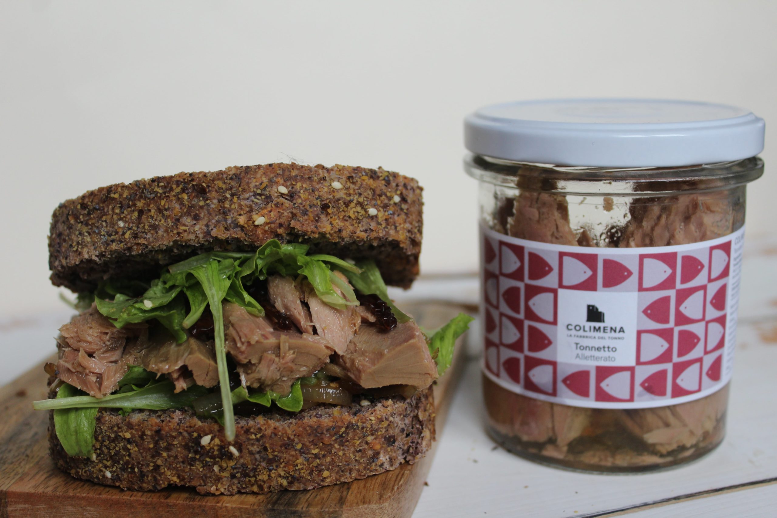Toast con filetti di tonno e cipolle caramellate