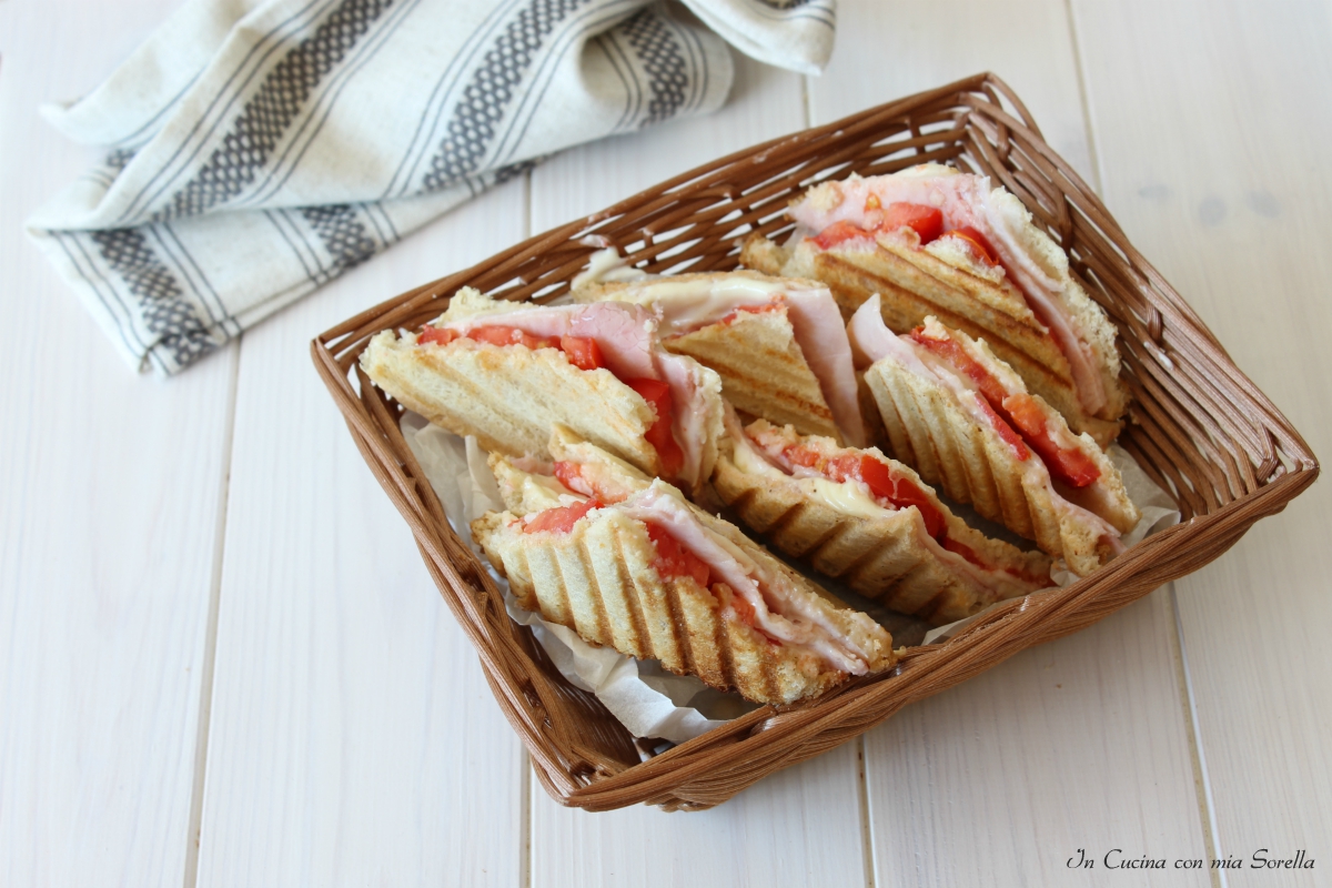 Toast con prosciutto formaggio e pomodoro