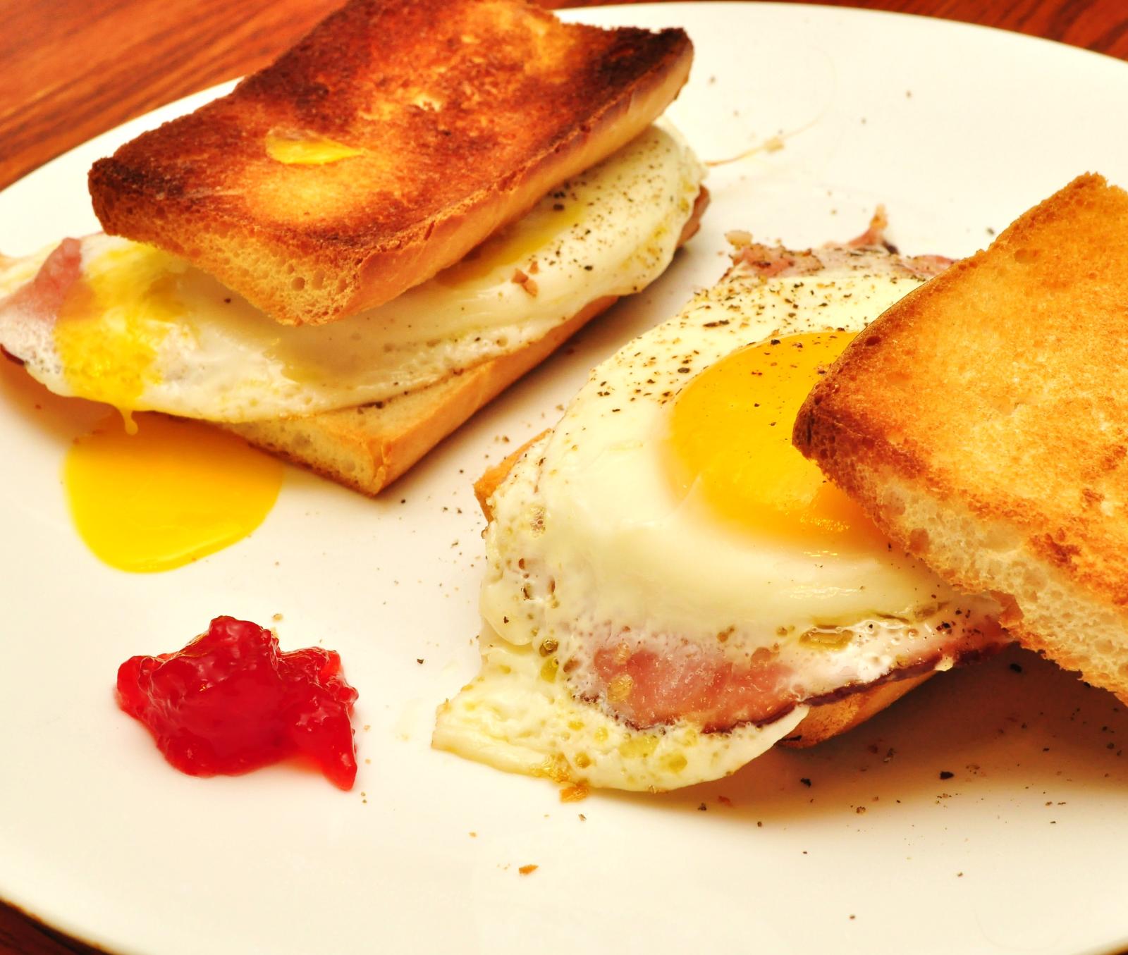 Toast con uovo fritto e bacon