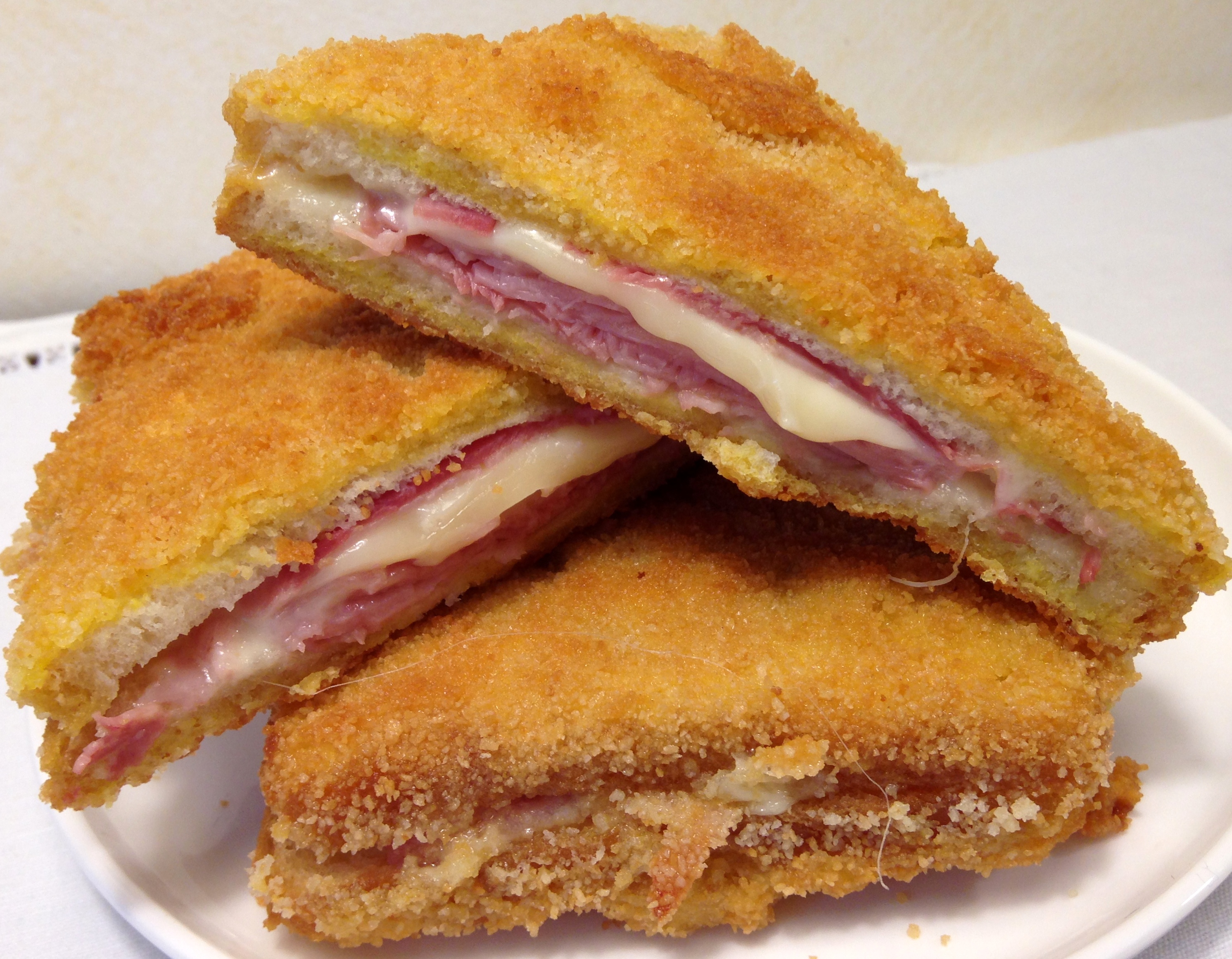 Toast dal cuore filante impanati e fritti