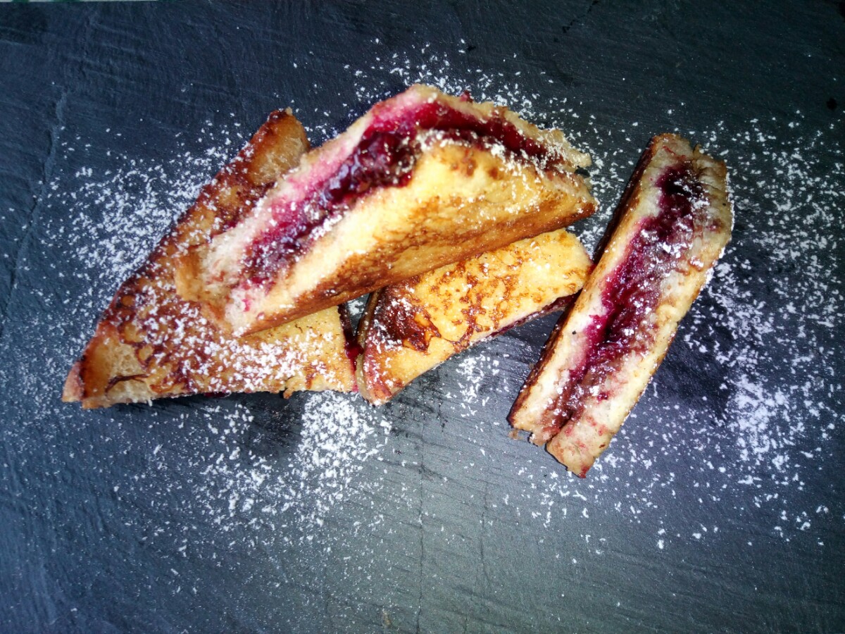 Toast dolci con nutella e confettura di more